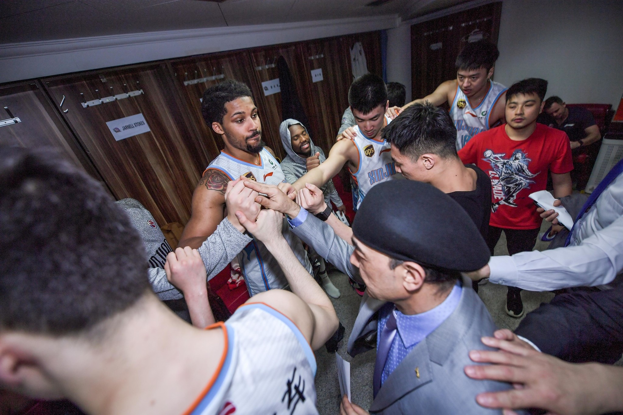 CBA季后赛今晨走向成谜，武汉三镇更衣室发声，气氛紧张，医务组通报恢复的简单介绍